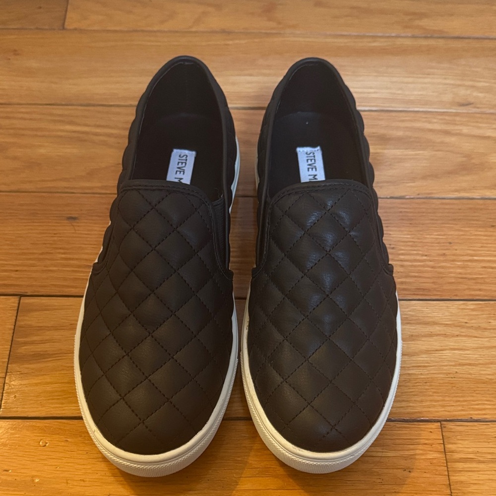 Steve Madden / Women's Ecentrcq Quilted Slip-On Sneakers